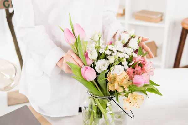 Bijgesneden Beeld Van Vrouw Buurt Van Bloemen Glasvaas — Stockfoto