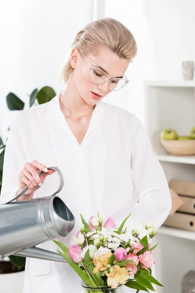 Schöne Geschäftsfrau Mit Gießkanne Und Blumen Der Vase Umweltschutzkonzept — Stockfoto