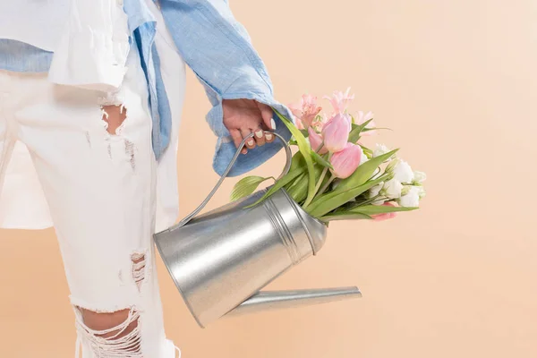 ベージュ 概念の保存環境に分離された花の水まき缶を持って女の子のトリミング ビュー — ストック写真
