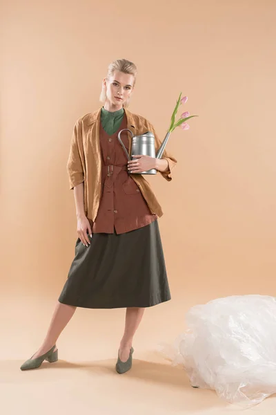 Chica Atractiva Ropa Ecológica Celebración Regadera Con Flores Cerca Polietileno —  Fotos de Stock