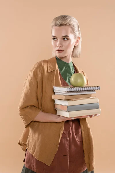 Bela Jovem Segurando Livros Maçã Verde Enquanto Eco Roupas Isoladas — Fotografia de Stock