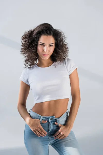 Menina Confiante Top Cultura Jeans Sobre Fundo Cinza — Fotografia de Stock