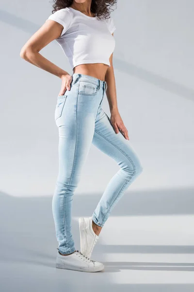 Vista Recortada Una Joven Delgada Jeans Posando Sobre Fondo Gris —  Fotos de Stock
