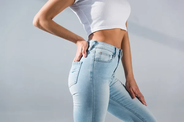 Vista Cortada Mulher Confiante Jeans Azuis Fundo Cinza — Fotografia de Stock