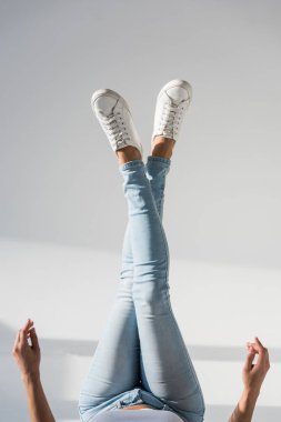 Mavi jeans kadında kısmi görünümü gri arka plan üzerinde