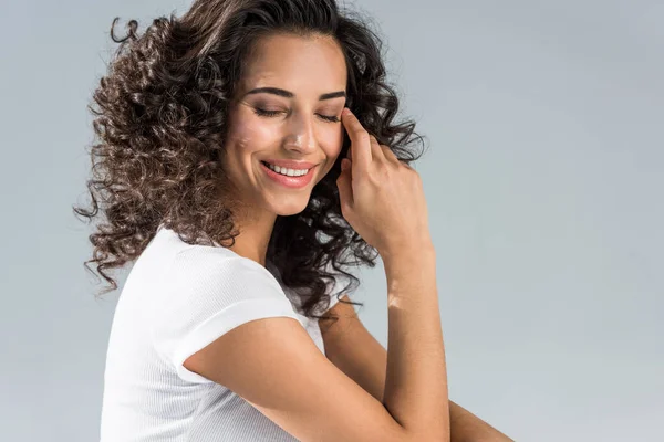 Encantadora Mujer Rizada Sonriendo Con Los Ojos Cerrados Aislados Gris —  Fotos de Stock