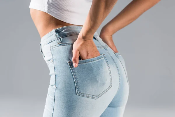 Vista Cortada Mulher Elegante Jeans Com Mãos Bolsos Isolados Cinza — Fotografia de Stock