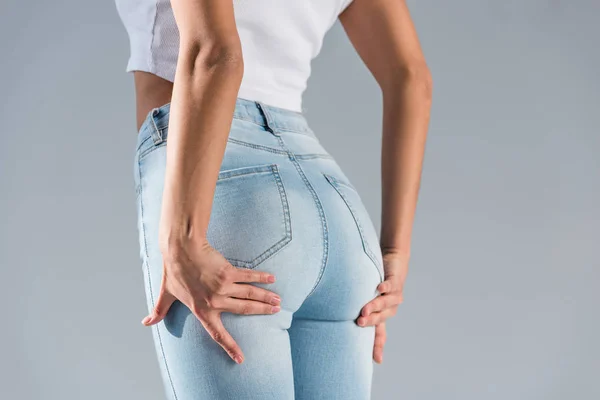 Abgeschnittene Ansicht Einer Wohlgeformten Frau Blauen Jeans Isoliert Auf Grau — Stockfoto