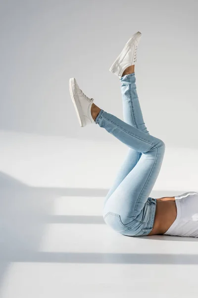 Vista Recortada Una Joven Jeans Posando Sobre Fondo Gris — Foto de Stock