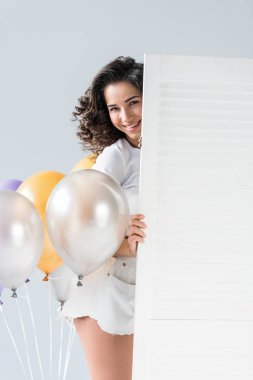 Gri arka plan üzerinde hava Balonlu güzel esmer kız