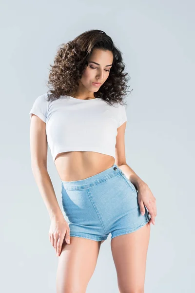 Menina Muito Sexy Shorts Olhando Para Baixo Fundo Cinza — Fotografia de Stock