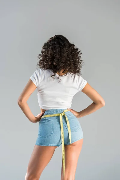 Vista Posterior Mujer Confiada Pantalones Cortos Con Cinta Métrica Aislada — Foto de Stock