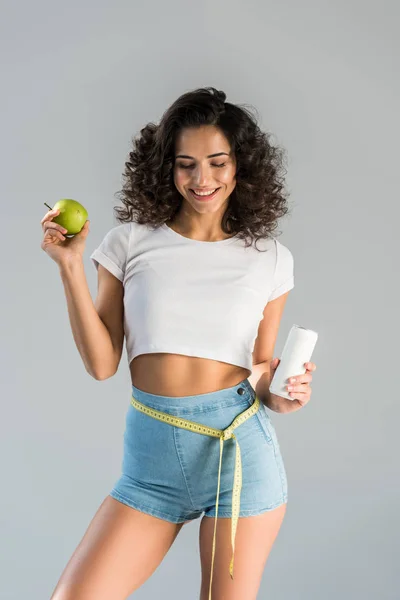 Γελώντας Σέξι Κορίτσι Μεζούρα Κρατώντας Πράσινο Μήλο Και Ποτών Που — Φωτογραφία Αρχείου
