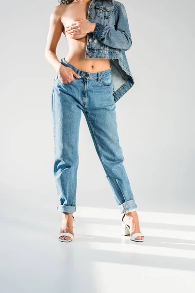 Vista Parcial Mulher Topless Jeans Com Mão Bolso Fundo Cinza — Fotografia de Stock