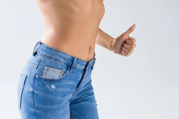 Vista Cortada Mulher Jeans Mostrando Polegar Fundo Cinza — Fotografia de Stock