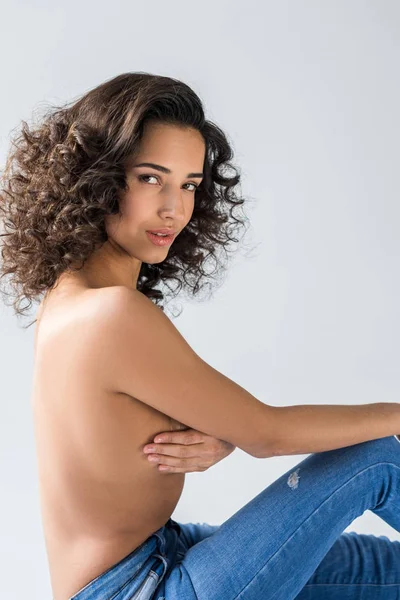 Menina Topless Encantador Jeans Olhando Para Câmera Fundo Cinza — Fotografia de Stock