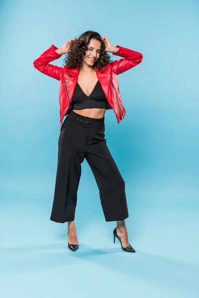 Vista Completa Mujer Feliz Chaqueta Roja Pie Sobre Fondo Azul — Foto de Stock