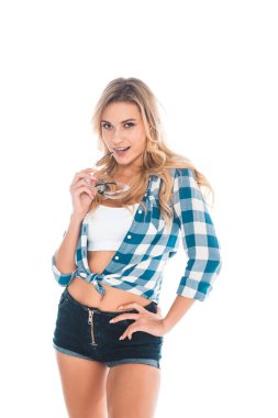 mavi gömlek ve şort beyaz izole gözlük tutan kadın