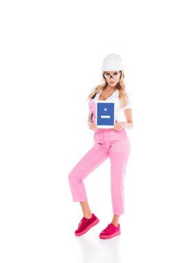 Pembe üniformalı dijital tablet facebook app ile ekranda beyaz arka planda tutan çekici kullanışlı kadın