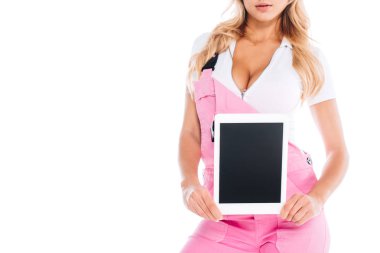 Pembe üniformalı boş ekran üzerinde beyaz izole ile dijital tablet tutan kullanışlı kadının kırpılmış görünümü
