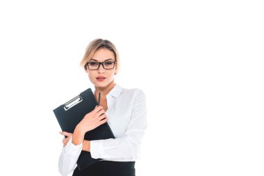 blous, kalem ve üzerinde beyaz izole Pano gözlüklü sarışın öğretmen