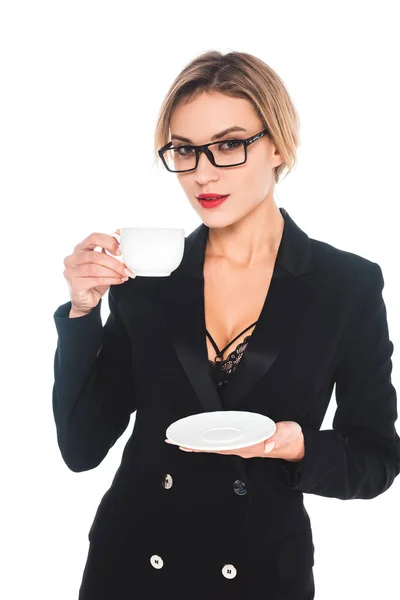 女商人在黑色正式穿与开放的领口和眼镜喝从杯隔离在白色 — 图库照片