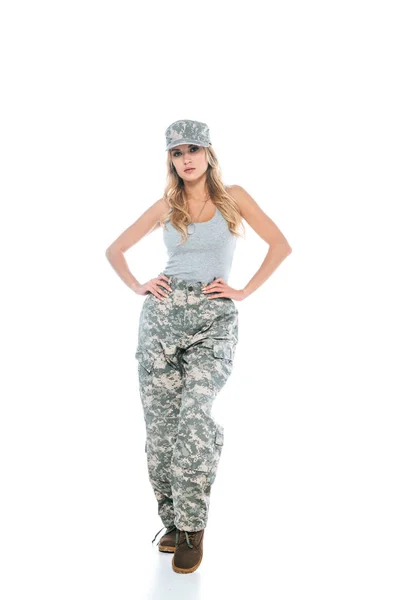 Militarywoman Cinza Shirt Calças Camuflagem Boné Fundo Branco — Fotografia de Stock