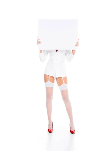 Krankenschwester Kurzem Mantel Strümpfen Und Roten Schuhen Mit Leerem Plakat — Stockfoto