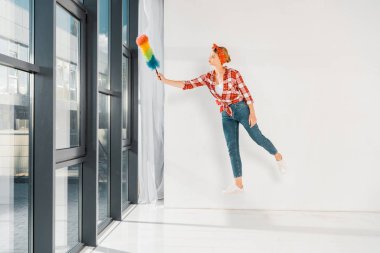 kayan kız kot pantolon ve ekose gömlek silgi ile windows Temizleme 
