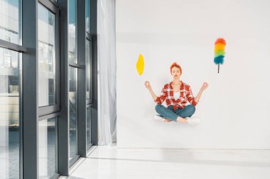 kayan kız kot pantolon ve ekose gömlek bez ve beyaz arka plan üzerinde silgi ile meditasyon 