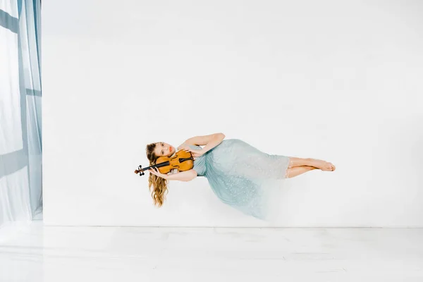 Girl Blue Dress Holding Violin Air Copy Space — Stock Photo, Image