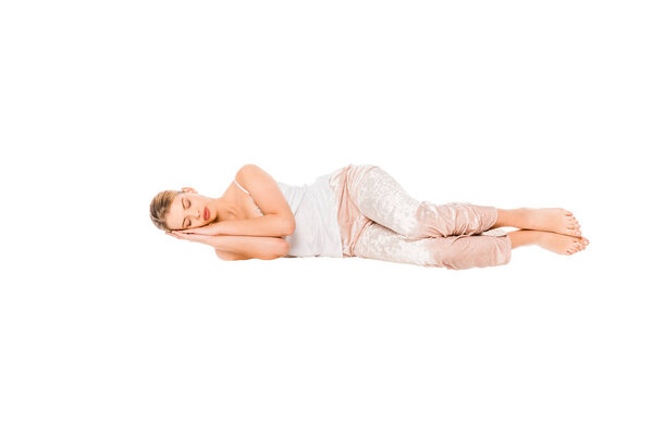 девушка в пижаме спит в воздухе изолированы на белом
