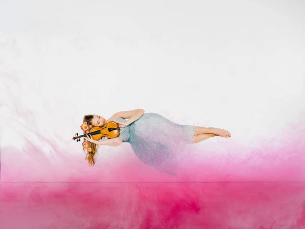 Menina Flutuante Vestido Azul Dormindo Violino Com Ilustração Nuvem Rosa — Fotografia de Stock