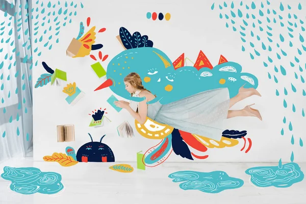 Chica Flotante Vestido Azul Libro Lectura Con Ilustración Lluvia — Foto de Stock