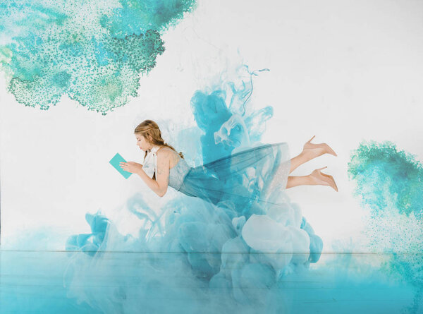 девушка в синем платье книги чтения с облаками иллюстрации
 