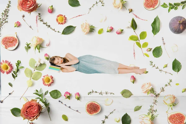 Flicka Blå Klänning Sover Bok Luften Bland Blommor Illustration — Stockfoto