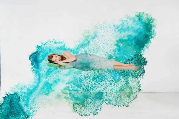 Mädchen Blauem Kleid Schläft Auf Buch Türkisfarbener Splash Illustarion — Stockfoto