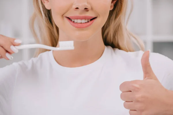 Обрізаний Вид Жінки Білій Сорочці Тримає Зубну Щітку Показує Великий — стокове фото