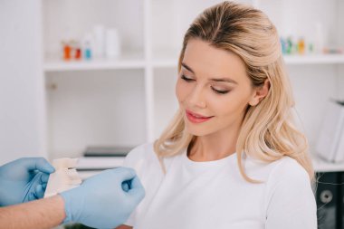 güzel kadın dişçi klinikte ile istişare sırasında diş renk paleti seyir