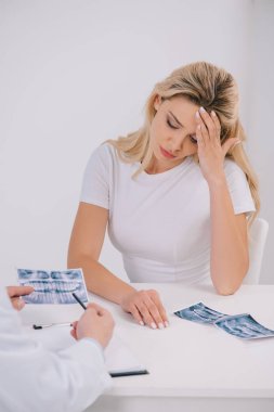 having baş ağrısı beyaz izole erkek ortodontist ile istişare sırasında kadın
