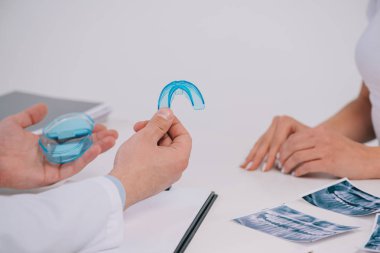 eğitmen diş diş telleri üzerinde beyaz izole randevu sırasında kadın için veriyor ortodontist kırpılmış görünümünü