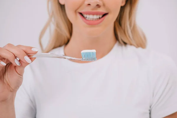 Μερική Άποψη Της Χαμογελώντας Γυναίκα Οδοντόβουρτσα Εκμετάλλευση Απομονωθεί Λευκό — Φωτογραφία Αρχείου