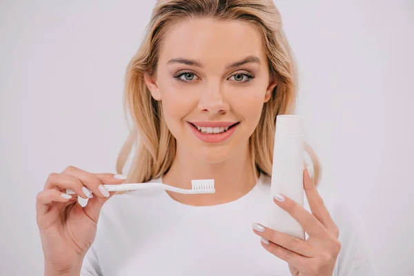 Mooie Vrouw Camera Kijken Terwijl Tandenborstel Tandpasta Met Kopie Ruimte — Stockfoto