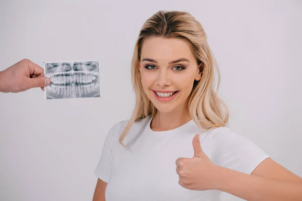 Mano Masculina Sosteniendo Los Dientes Rayos Mientras Hermosa Mujer Sonriente — Foto de Stock