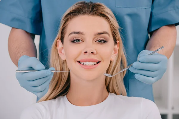 Dentista Sosteniendo Boca Espejo Sonda Dental Mientras Mujer Joven Mirando —  Fotos de Stock