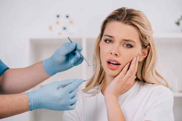 Dentista Segurando Espelho Bucal Sonda Dentária Enquanto Mulher Com Dor — Fotografia de Stock