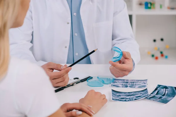 Visão Recortada Ortodontista Apontando Para Aparelho Dentário Instrutor Durante Consulta — Fotografia de Stock