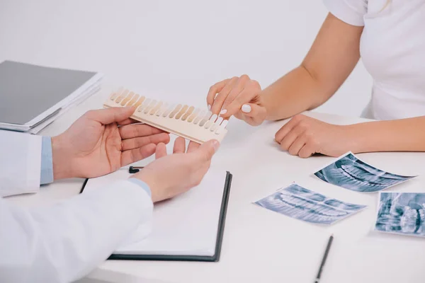 Vista Recortada Mujer Apuntando Con Dedo Paleta Colores Los Dientes — Foto de Stock