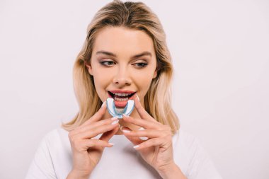 ortodontik eğitmen diş diş telleri üzerinde beyaz izole koyarak güzel kadın
