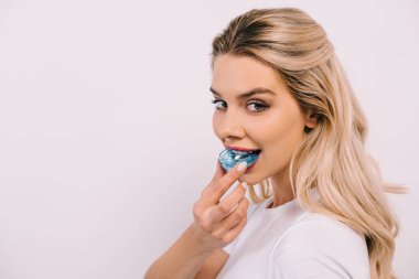 güzel kadın ortodontik eğitmen diş giyerken kameraya bakarak kopya alanı ile izole üzerinde beyaz diş teli